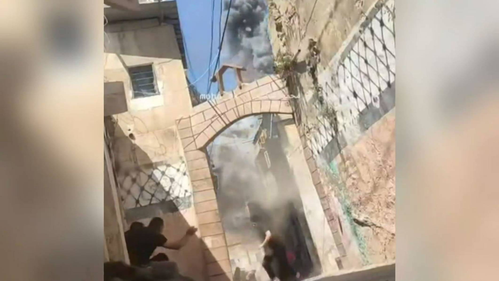 غزة.. لحظة القصف الإسرائيلي لأحد المنازل في البلدة القديمة