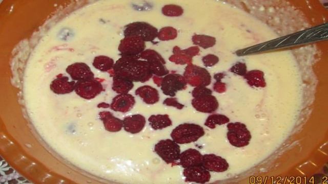 Творожная запеканка с изюмом и малиной