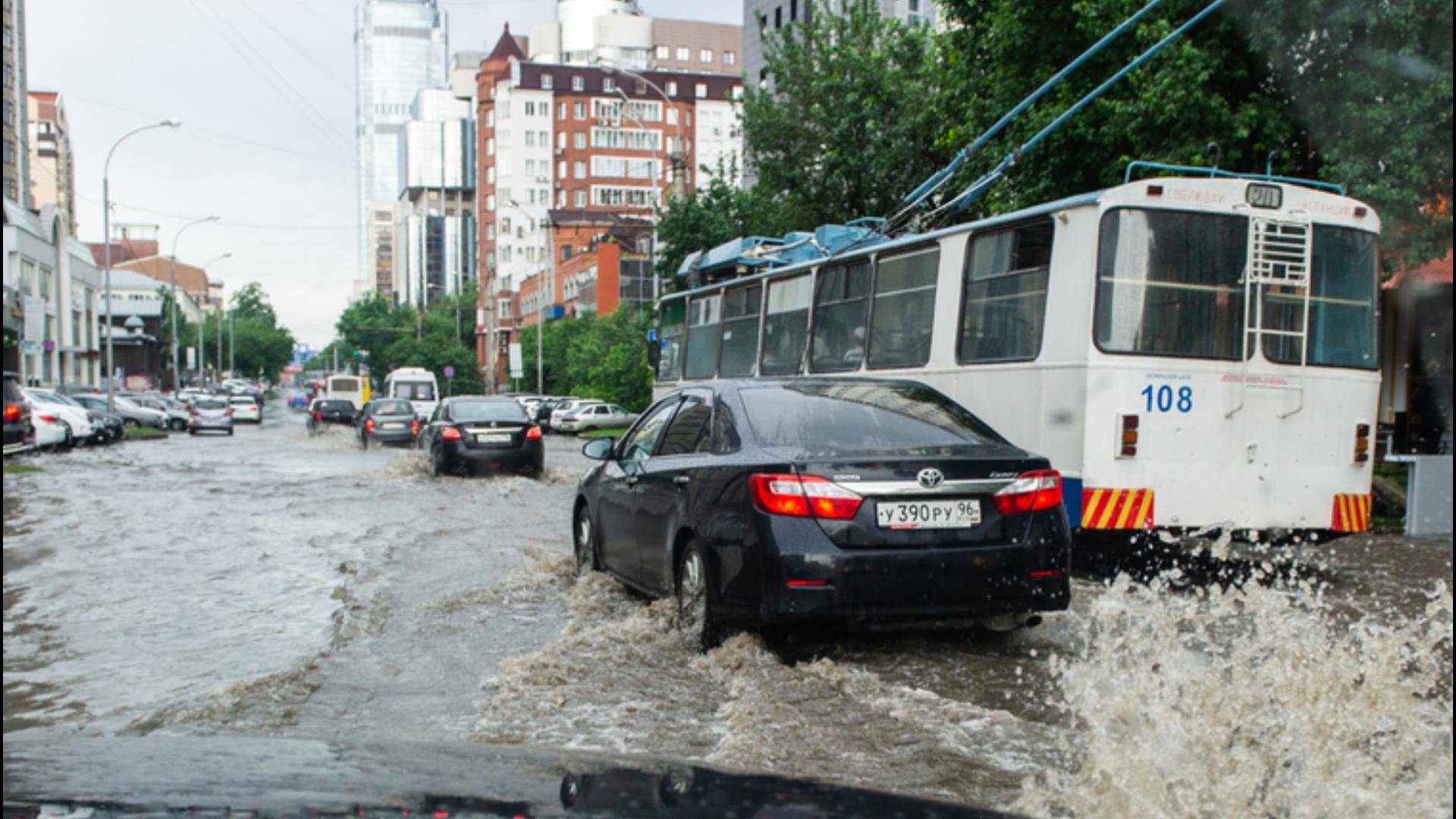 Мощный ливень обрушился на Москву