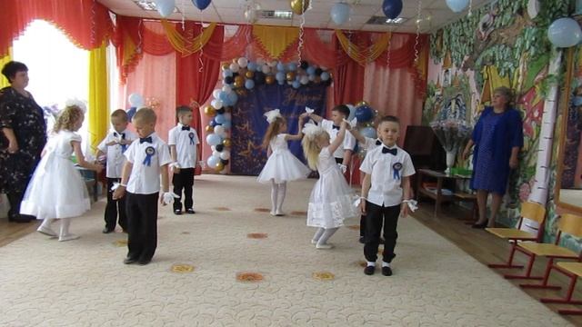 Красивый вход переходящий в вальс выпускников