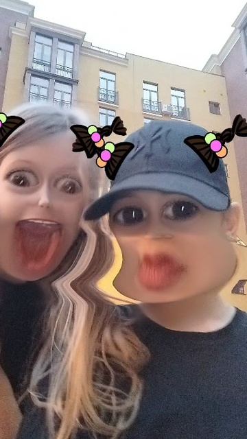 Девочки во дворе😁🌞🥰Таисия и Маргарита в эфире ❤️ МАЙ25