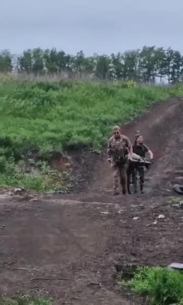 Эвакуация. Девчонки работают. Ну и без юмора никуда.
