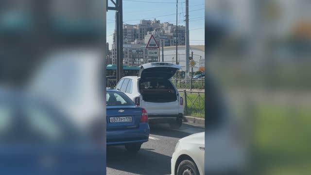 rolls royce с «тремя ольгами» на борту, грубо нарушает и переезжает мотоциклиста на петергофском ш.