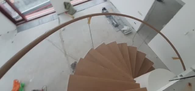 Деревянная винтовая лестница с ограждением из моллированного стекла