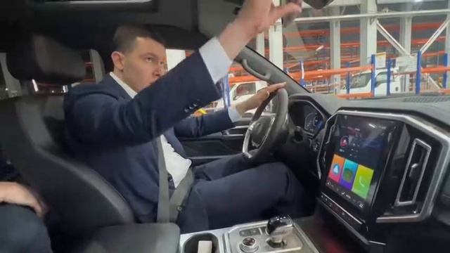 Глава Минпромторга Алиханов посетил Ульяновский автозавод и протестировал новую модель автомобиля