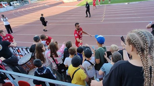 Аплодисменты игрокам Рубина Ялты после победы31.05