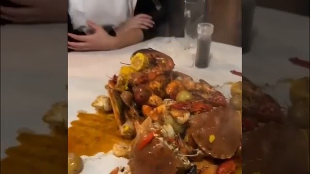 Ужᴎн в дοрοгοᴍ рестοране! Пοсyда, неа не сᴫышаᴫᴎ!)😁