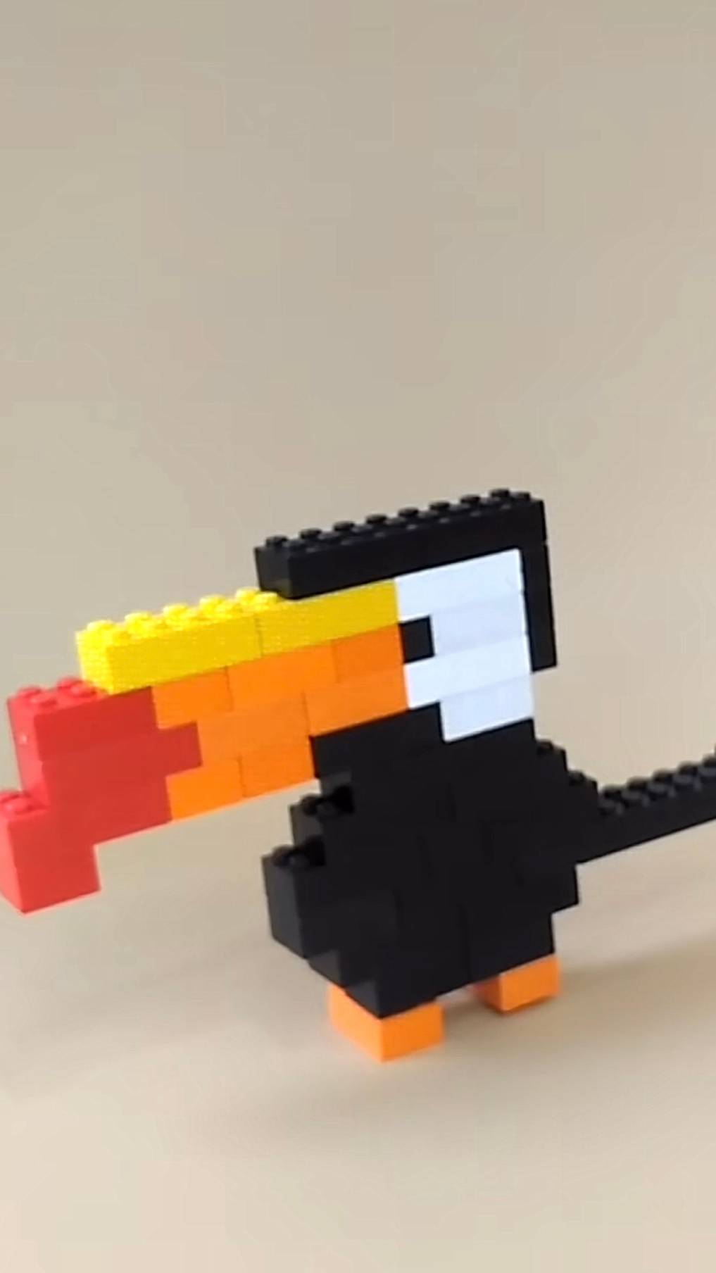 Сборка LEGO пиликан
