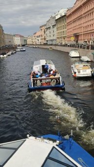 Туристы отправляются на речную экскурсию в Петербурге