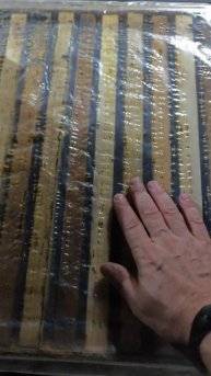 Перед переездом, меняем пленку на холстики, что бы пчела не "запарилась"