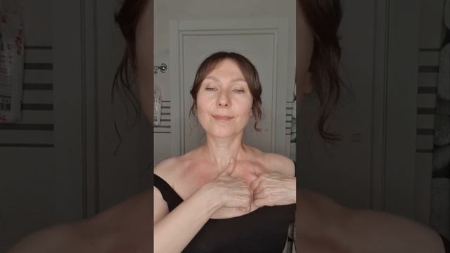 Как убрать морщины на декольте? Делайте массаж с касто