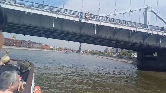 По Москве-реке ...