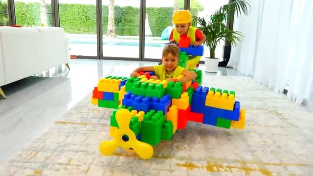 Влад и Никита - Влад и Никита катаются на игрушечном самолете и играют с игрушками