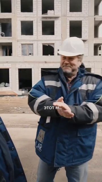 на стройке