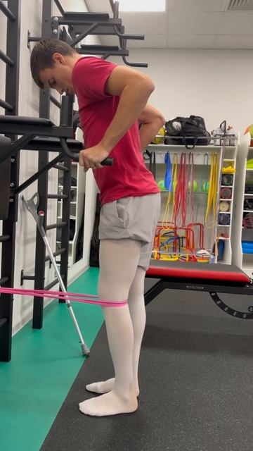 Разгибание колена стоя с резиновым жгутом (Вариант 1)