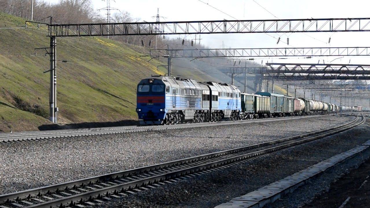 Тепловоз 2ТЭ116У-0076. Тяжёлый подъём с песочком.