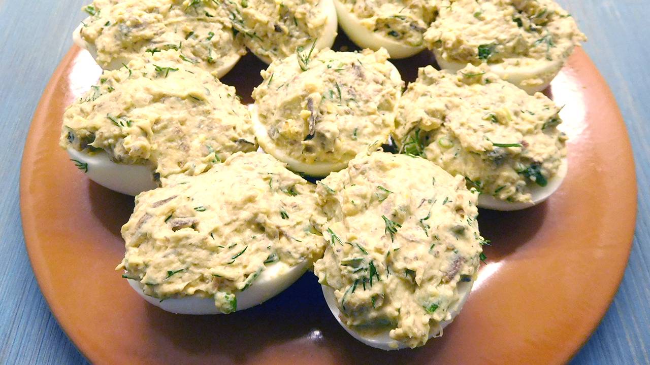 Яйца фаршированные шпротами. Праздничная закуска