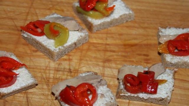 Канапе с печенью трески и печеным перцем