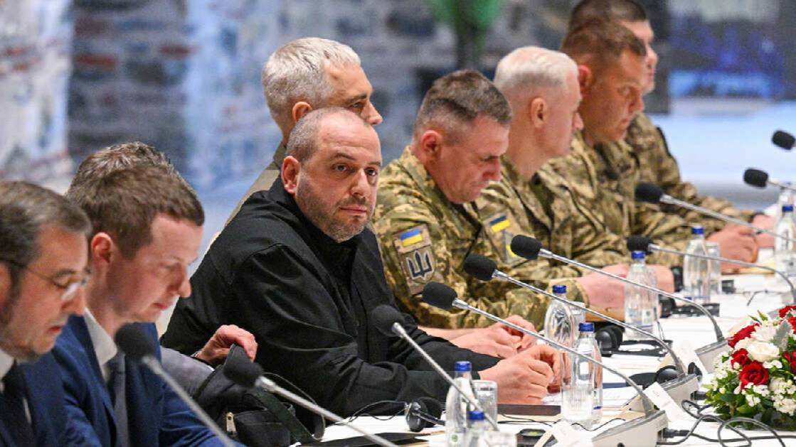 Захарова: Киев перед переговорами истерикой пытается набить себе цену