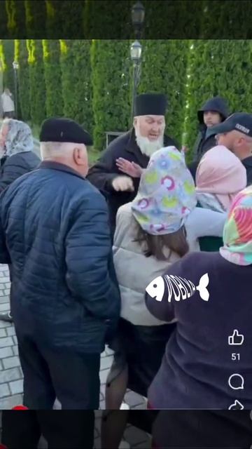 ПЦУшник, под защитой полиции, бьет ногами женщин
