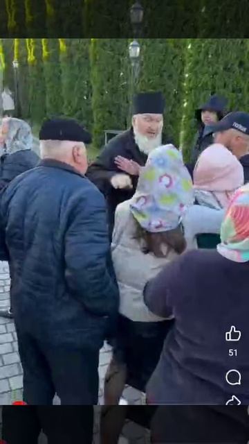 ПЦУшник, под защитой полиции, бьет ногами женщин