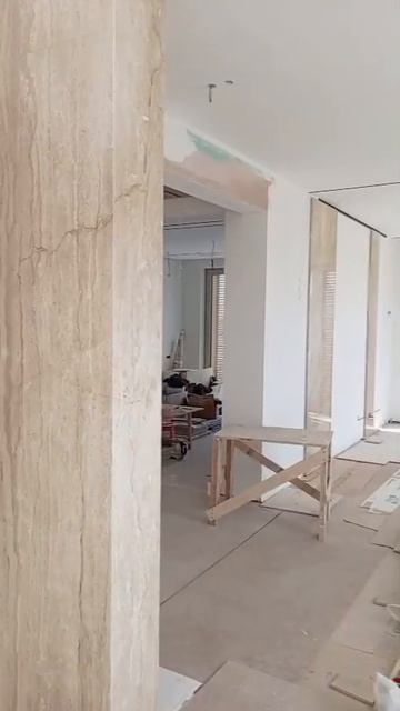 Стены и колонны в отделке натуральным мрамором Daino Reale