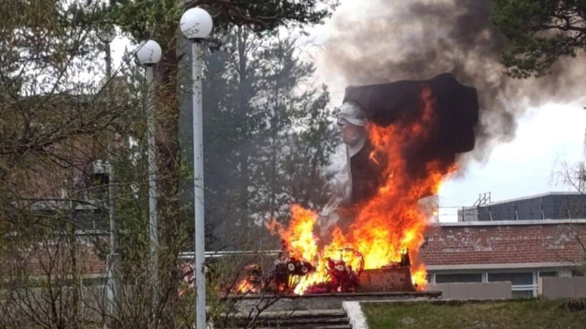 В Мурманской области вандалы подожгли памятник героям Великой Отечественной войны