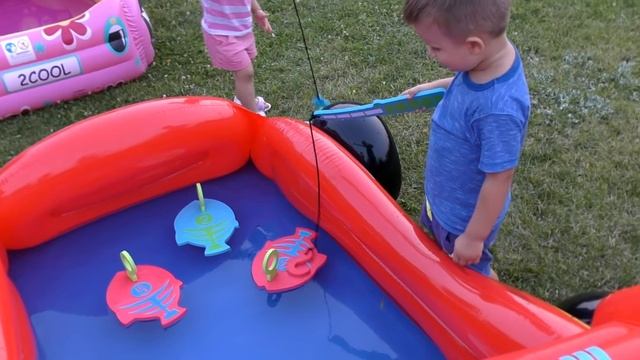 Диана и Рома Играем на улице в Игру РЫБАЛКА ДЛЯ ДЕТЕЙ