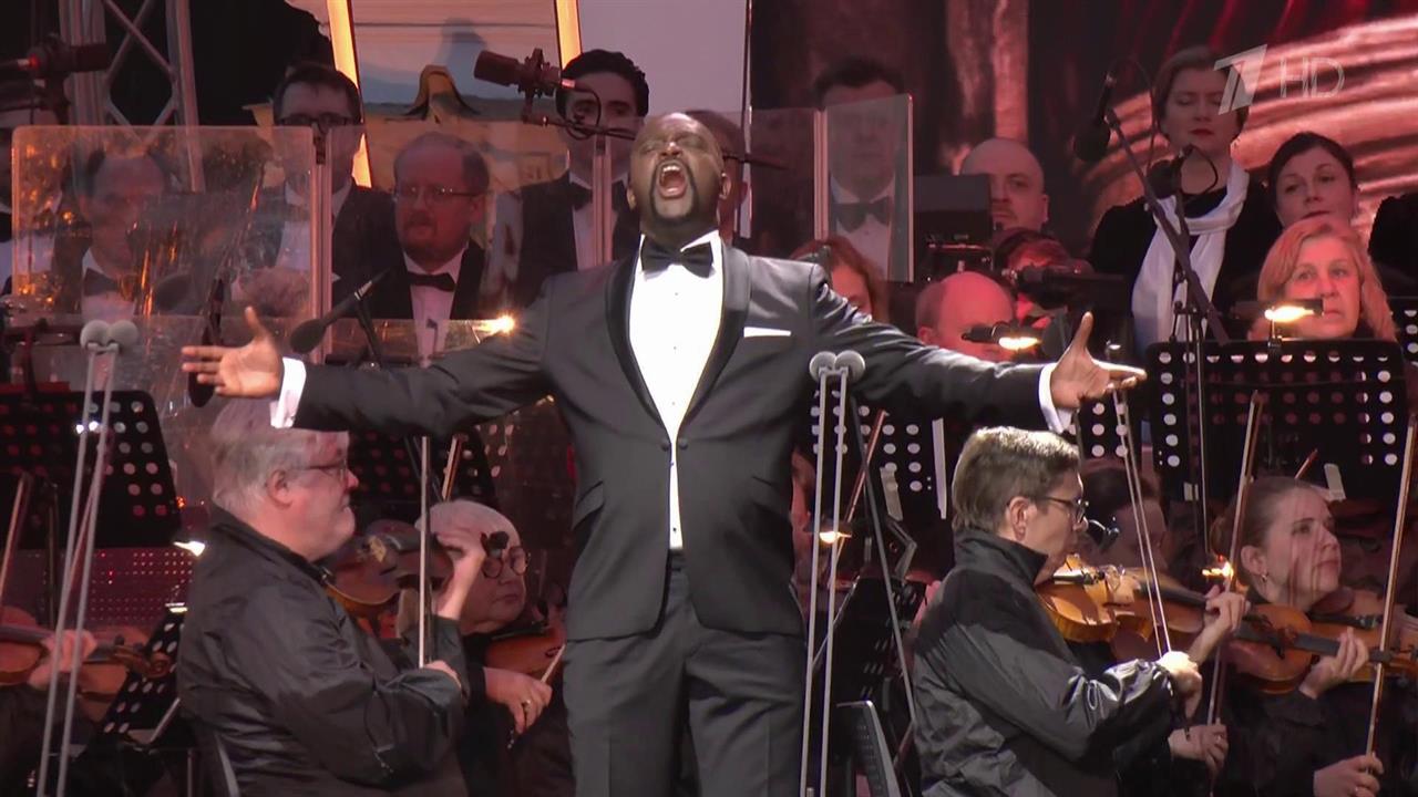 Оперные звезды мировой величины приняли участие в гала-концерте "Классика на Дворцовой" в Санкт-П...