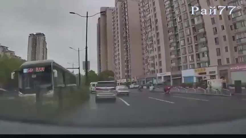 Автомобиль не разъехался с открытым люком на магистрали