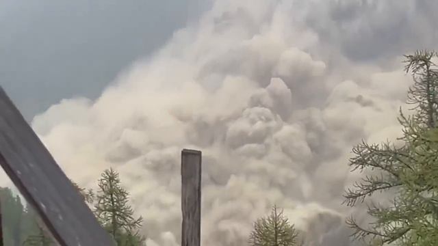 В Швейцарии из-за обрушения ледника произошёл оползень, который уничтожил целую альпийскую деревню.