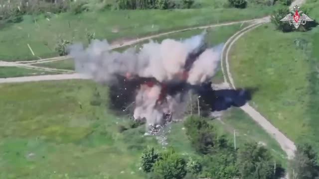 Ударный вертолёт ВКС красиво разнёс в пыль пункт с операторами БПЛА,поддерживая наступление на Красн