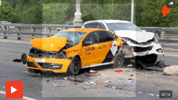 Два человека пострадали при столкновении трех авто в Новой Москве