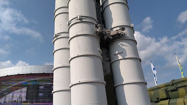 ЯРС, С300 и легендарная стратегическая ракета в транспортно- пусковом контенере на колесном тягаче