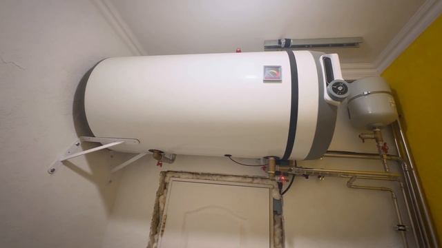 Горизонтальный косвенный бойлер над дверью