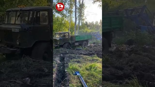 Реальная работа вездехода на деляне. Вытащил Шишигу лебёдкой и вытянул трактор тросом.