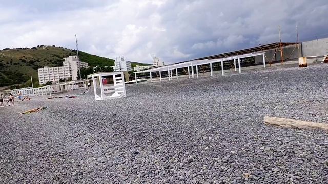 Пляж Сукко 30 марта. Возведение фортификаций на пляже продолжается.