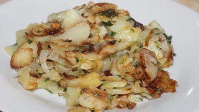 Жареный молодой картофель с салом, луком и перцем