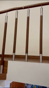 Деревянная лестница с комбинированным ограждением