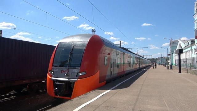 Электропоезд ЭС1П-022 «Ласточка» отправляется со станции Смоленск-Центральный