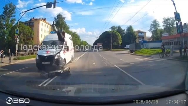 В Вологде скорая сбила курьера, который выехал на дорогу
🚑В итоге его же и госпитализировала...