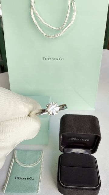 Помолвочное кольцо Tiffany  из платины 950 пробы с одним бриллиантом