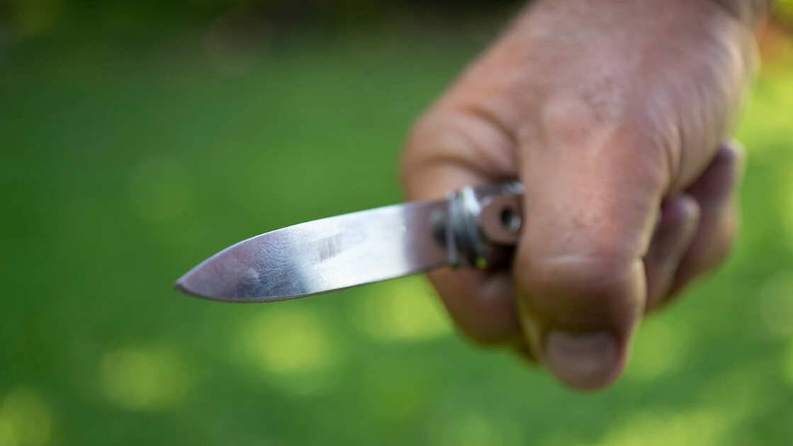 Мужчина пытался изнасиловать девочку и угрожал ножом полицейским на Алтае