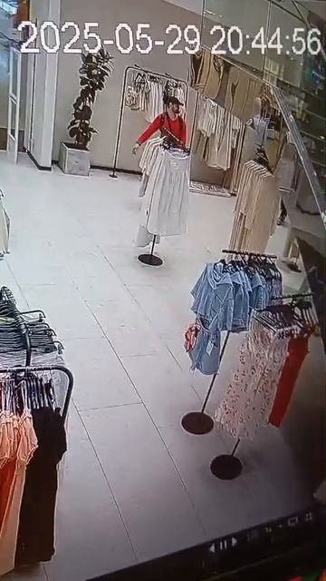 КРАЖА кроссовок в магазине