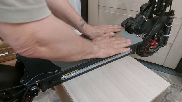 Наклейка резинового коврика на крышку дэки