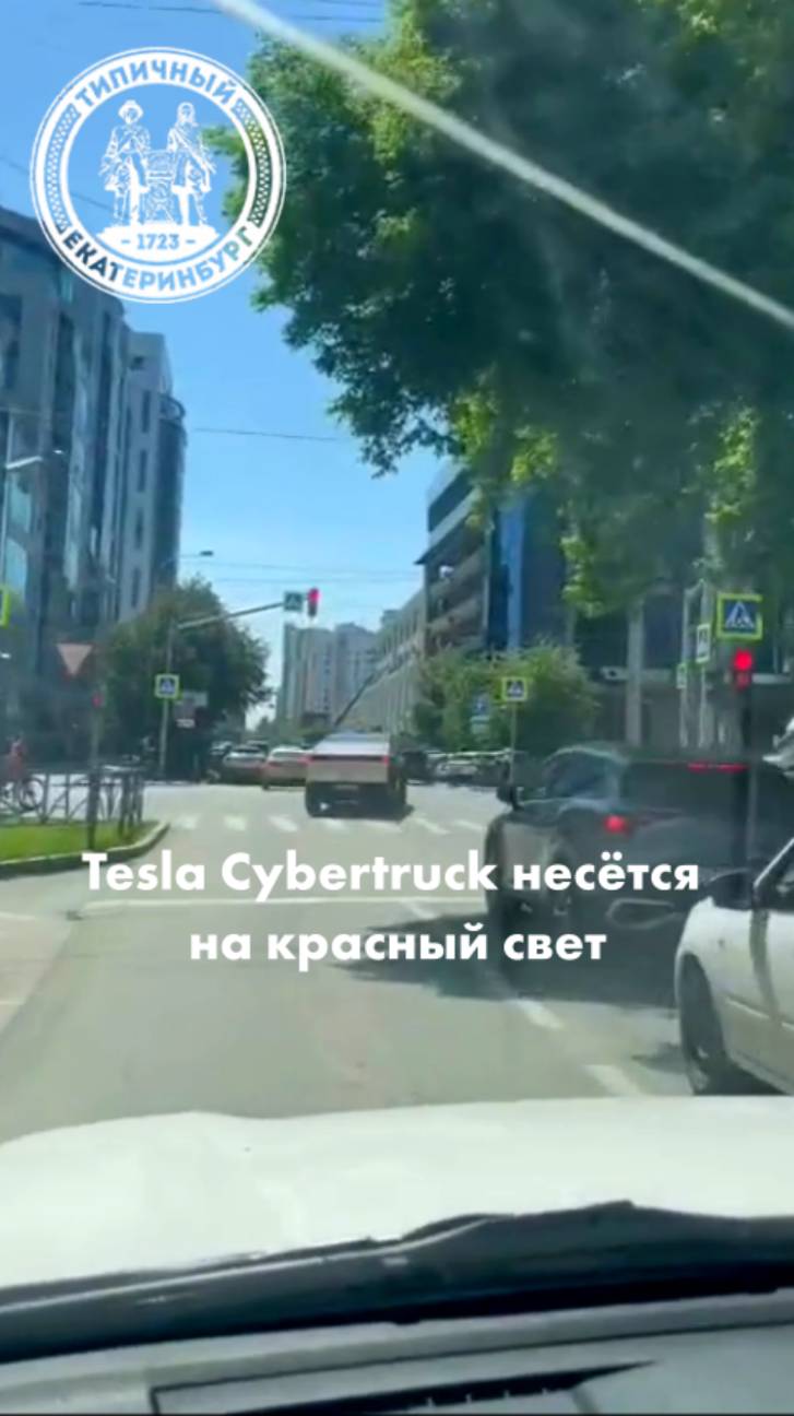 Tesla Cybertruck несётся на красный