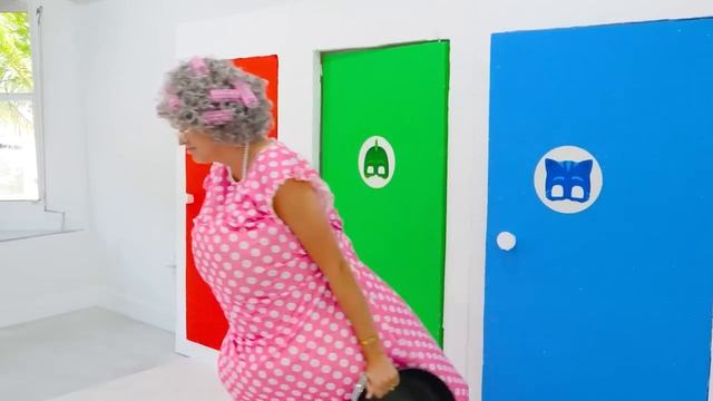 Крис наряжается в костюм и помогает маме
