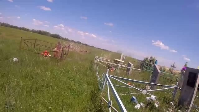 Поездка через старое кладбище в поле около села Безрукавка.😈