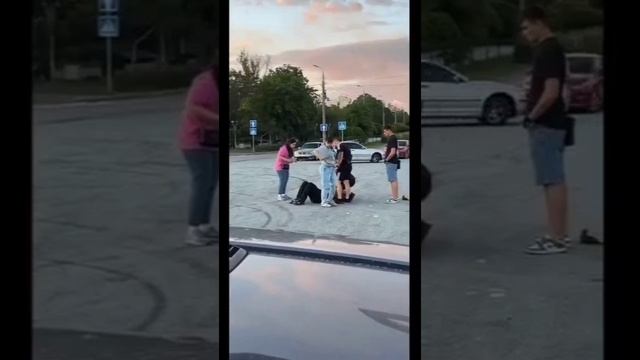 В Запорожье мужчина в камуфляжной куртке и в черном берете со спины напал на женщину.