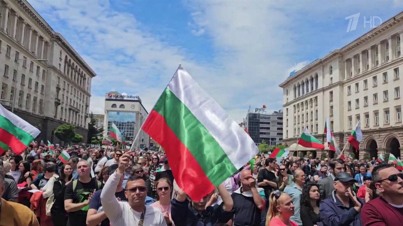 В Болгарии тысячи противников перехода на евро вышли на улицы городов